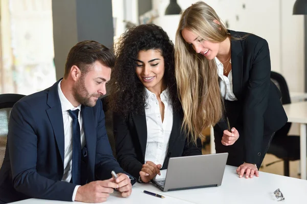 Grupo Multi Étnico Três Empresários Reunidos Escritório Moderno Duas Mulheres — Fotografia de Stock