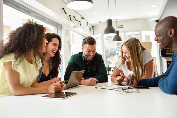 Cinco Jóvenes Que Estudian Con Ordenadores Portátiles Tabletas Escritorio Blanco — Foto de Stock