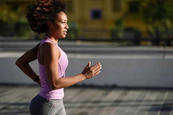 Mujer Negra Peinado Afro Corriendo Aire Libre Carretera Urbana Joven —  Fotos de Stock