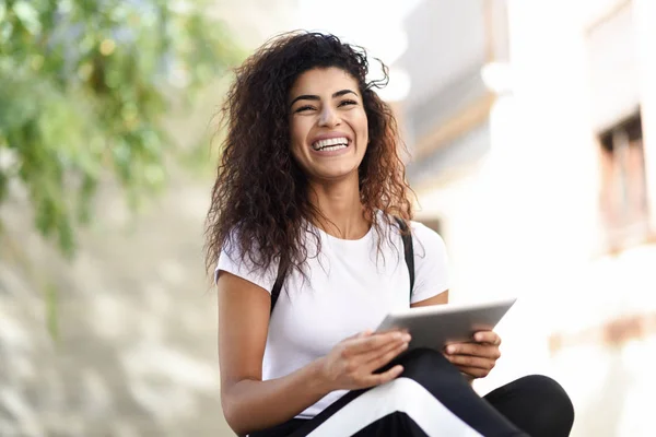 Χαμογελώντας Αφρικανή Γυναίκα Χρησιμοποιώντας Ψηφιακό Tablet Εξωτερικούς Χώρους Άραβας Περιηγητής — Φωτογραφία Αρχείου