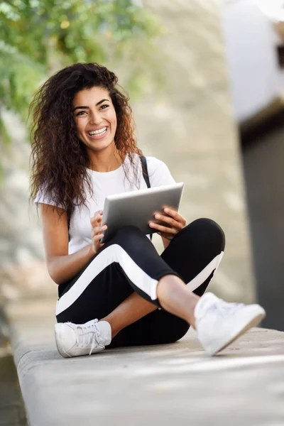Ευτυχισμένη Γυναίκα Αφρικανική Χρησιμοποιώντας Ψηφιακό Tablet Εξωτερικούς Χώρους Αραβικά Κορίτσι — Φωτογραφία Αρχείου
