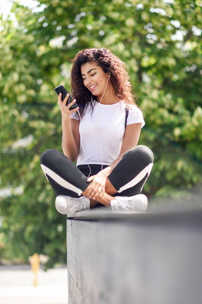 Hermosa Mujer Africana Escuchando Música Con Auriculares Teléfono Inteligente Aire —  Fotos de Stock