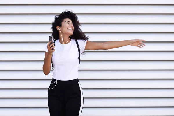 Смішні Африканською Жінкою Прослуховування Музики Танці Навушники Смартфон Відкритому Повітрі — стокове фото