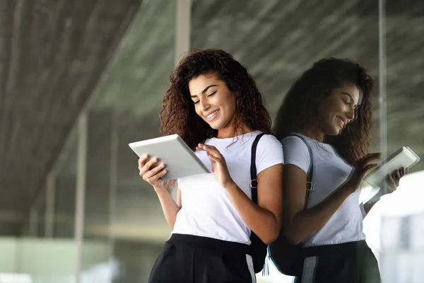 Χαρούμενος Νεαρός Αραβικά Γυναίκα Χρησιμοποιώντας Ψηφιακό Tablet Στο Πλαίσιο Των — Φωτογραφία Αρχείου