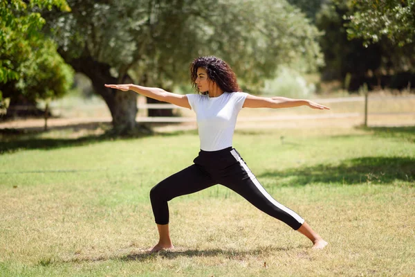 Mujer Árabe Joven Haciendo Yoga Naturaleza Mujer Norteafricana Vestida Con — Foto de Stock