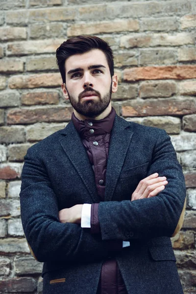 Joven Barbudo Modelo Moda Fondo Urbano Vistiendo Traje Elegante Británico —  Fotos de Stock