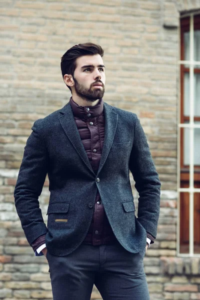 Joven Barbudo Modelo Moda Fondo Urbano Vistiendo Traje Elegante Británico —  Fotos de Stock