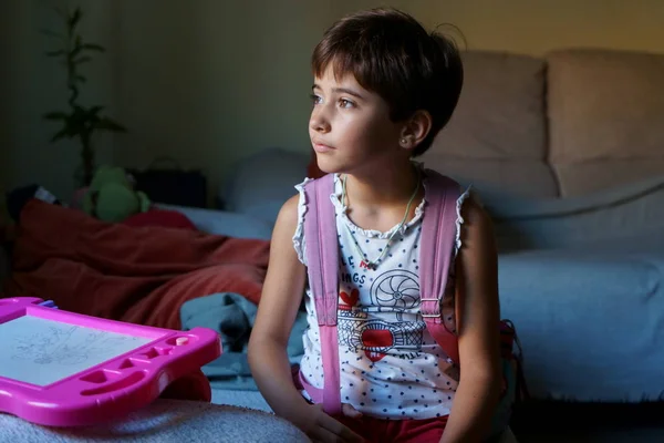 Menina Sete Anos Pronta Para Escola Com Mochila Olhando Pela — Fotografia de Stock