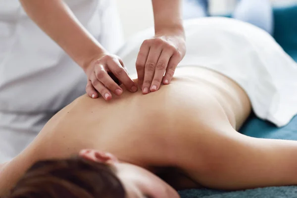 Mulher Jovem Recebendo Uma Massagem Nas Costas Por Terapeuta Profissional — Fotografia de Stock
