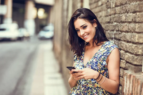 Mujer Joven Sonriente Usando Teléfono Inteligente Aire Libre Chica Con — Foto de Stock