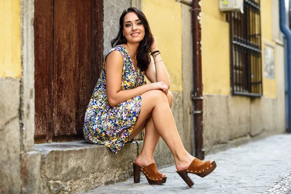 Jovem Feliz Com Olhos Azuis Sorrindo Sentado Degrau Urbano Menina — Fotografia de Stock