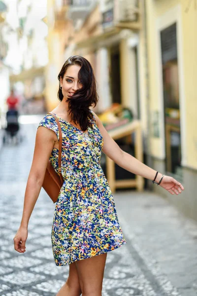 Счастливая Молодая Женщина Голубыми Глазами Улыбающаяся Улице Девушка Цветочном Платье — стоковое фото