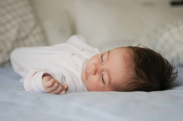 Menina Recém Nascida Dormindo Lençóis Azuis Casa — Fotografia de Stock