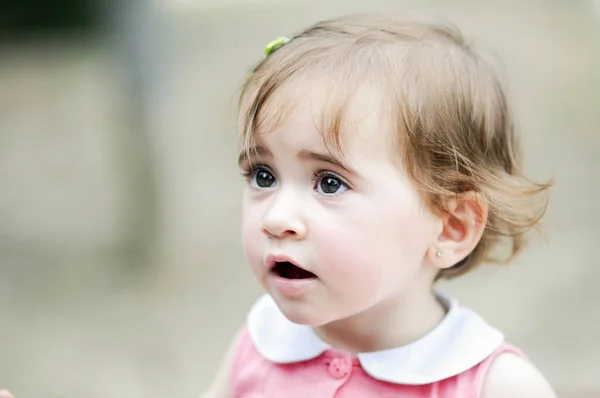 Adorabile Bambina Che Gioca Parco Urbano — Foto Stock