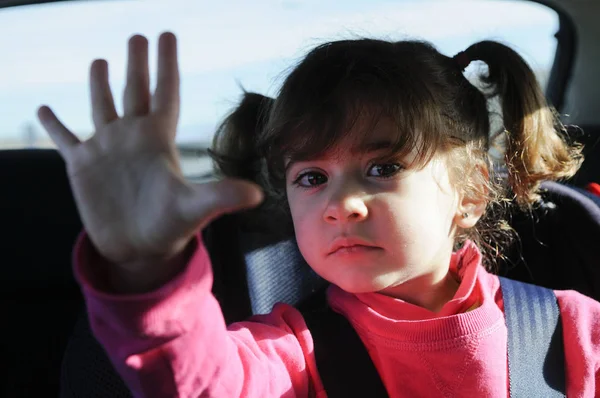 Gadis Kecil Yang Manis Bepergian Dengan Mobil Duduk Tempat Duduknya — Stok Foto