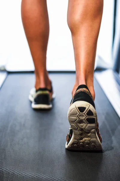 Мужские Мускулистые Ноги Бегают Беговой Дорожке Спортзале Концепция Фитнеса Физических — стоковое фото