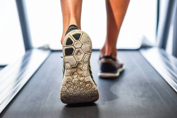Picioare Musculare Masculine Adidași Care Rulează Banda Alergare Sala Sport — Fotografie, imagine de stoc