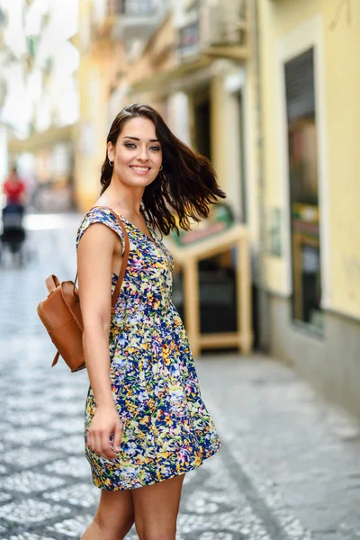 Jonge Vrouw Met Blauwe Ogen Met Bruin Golvend Haar Buitenshuis — Stockfoto