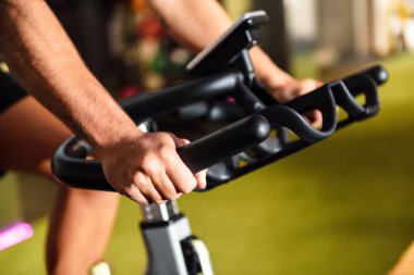 Cyclo kapalı yapıyor bir spor salonunda eğitim bir adam elinde. Spor ve fitness kavramı.