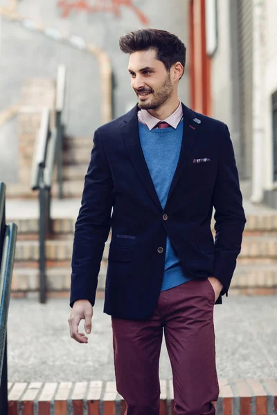 Ελκυστικά Άνθρωπος Στο Δρόμο Φορώντας Βρετανική Κομψό Κοστούμι Νέος Γένια — Φωτογραφία Αρχείου