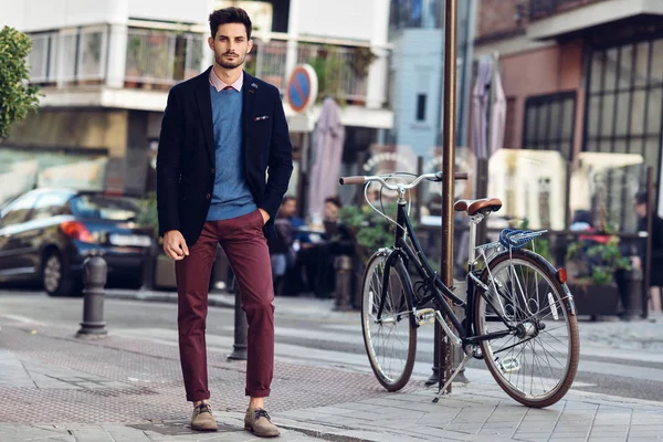 Hombre Atractivo Calle Vistiendo Traje Elegante Británico Cerca Una Bicicleta — Foto de Stock