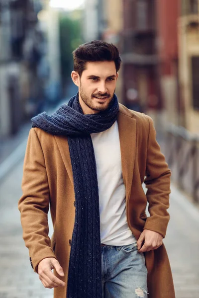 Joven Con Ropa Invierno Calle Joven Barbudo Con Peinado Moderno — Foto de Stock