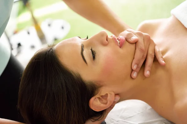 Mulher Caucasiana Jovem Recebendo Uma Massagem Cabeça Centro Spa Paciente — Fotografia de Stock