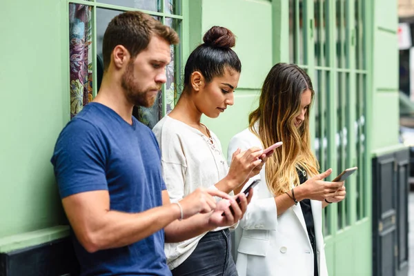 Wielorasowe Grupy Osób Patrząc Dół Inteligentny Telefon Pojęcia Technologii Uzależnienia — Zdjęcie stockowe