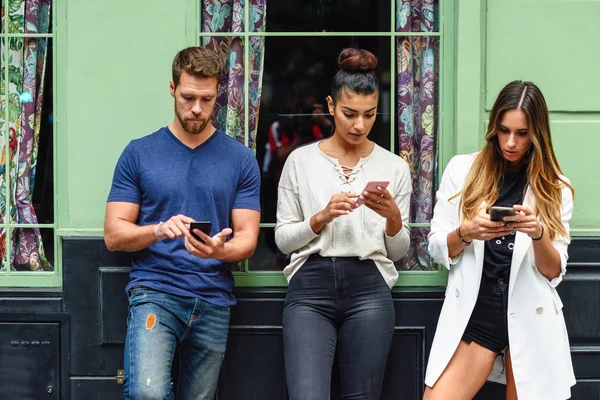 Grupo Multirracial Personas Mirando Hacia Abajo Teléfono Inteligente Conceptos Sobre —  Fotos de Stock