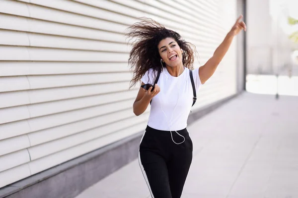 Mujer Africana Divertida Escuchando Música Bailando Con Auriculares Teléfonos Inteligentes —  Fotos de Stock