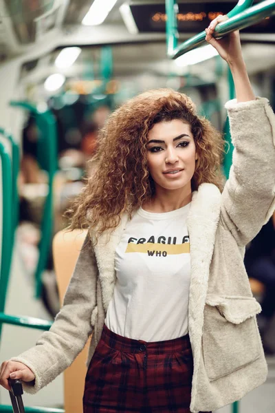 Mulher Árabe Dentro Trem Metro Menina Árabe Roupas Casuais — Fotografia de Stock