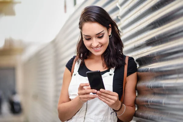 Chica Sonriente Usando Con Teléfono Inteligente Aire Libre Mujer Joven —  Fotos de Stock