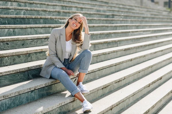 Beautiful Young Caucasian Woman Smiling Urban Background Blond Girl Wearing — Stock Photo, Image