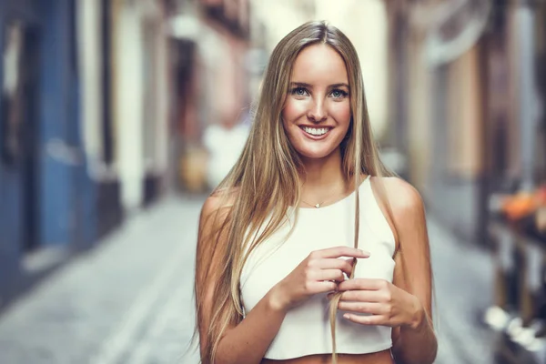 Smiling Young Woman Urban Background Blond Girl Wearing Nice Hair — Stock Photo, Image