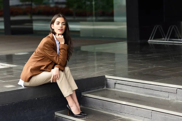Joven Mujer Negocios Sentada Fuera Del Edificio Oficinas Hermosa Mujer —  Fotos de Stock