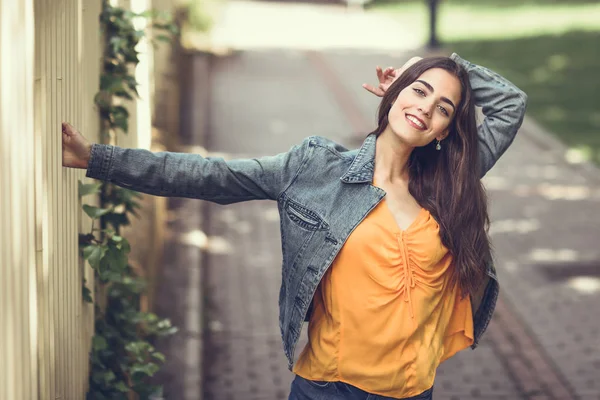 Jeune Femme Aux Beaux Cheveux Portant Des Vêtements Décontractés Arrière — Photo