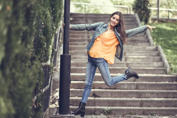 Junge Frau Mit Schönem Haar Lässiger Kleidung Urbanen Hintergrund Glückliches — Stockfoto
