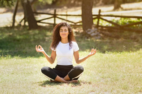 Mujer Árabe Joven Haciendo Yoga Naturaleza Mujer Norteafricana Vestida Con —  Fotos de Stock