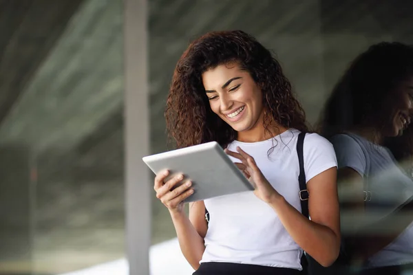 Glückliche Junge Araberin Mit Digitalem Tablet Geschäftlichen Hintergrund Glückliches Mädchen — Stockfoto