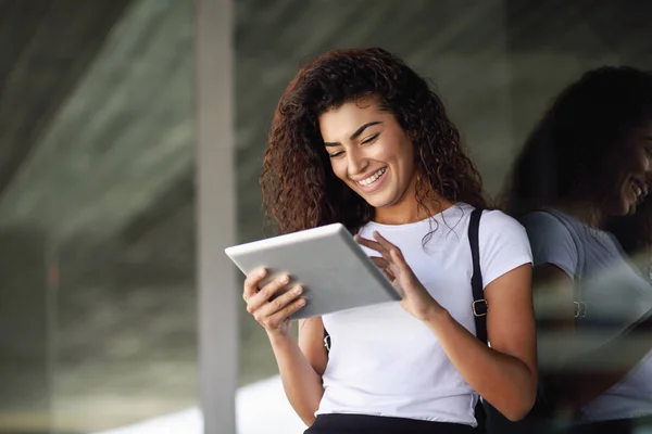 Heureuse Jeune Femme Arabe Utilisant Une Tablette Numérique Arrière Plan — Photo