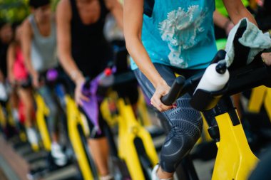 Eğitim yapıyor cyclo kapalı spor salonunda insanlar. Spor ve fitness kavramı.