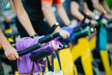 Eğitim yapıyor cyclo kapalı spor salonunda insanlar. Spor ve fitness kavramı.
