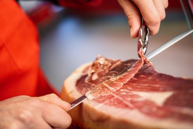 Profesyonel kesici Jambon dilimleri gelen bütün kemik içinde serrano oyma Close-up