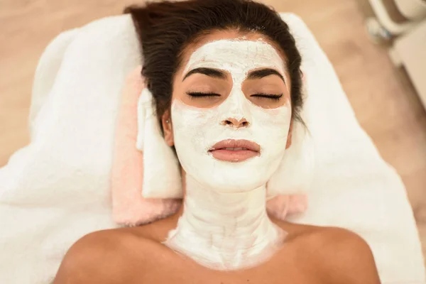 Jeune Femme Avec Masque Crème Hydratante Sur Son Visage Dans — Photo