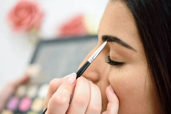 Maquillaje Artista Poner Maquillaje Las Cejas Una Mujer Africana Centro — Foto de Stock