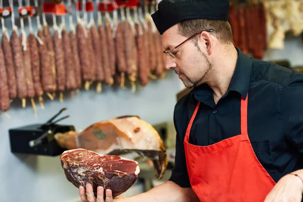 Slaktare Med Bit Skinka Handen Inuti Köttaffär — Stockfoto