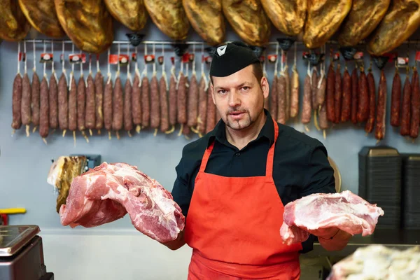 Retrato Belo Açougueiro Segurando Carne Açougue — Fotografia de Stock