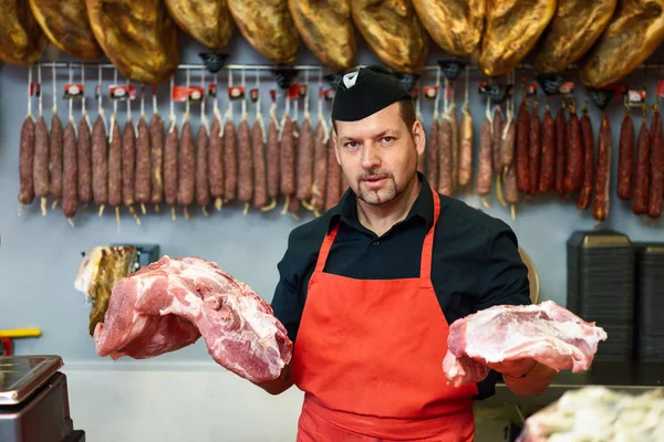 Ritratto Bel Macellaio Che Tiene Carne Piedi Una Macelleria — Foto Stock