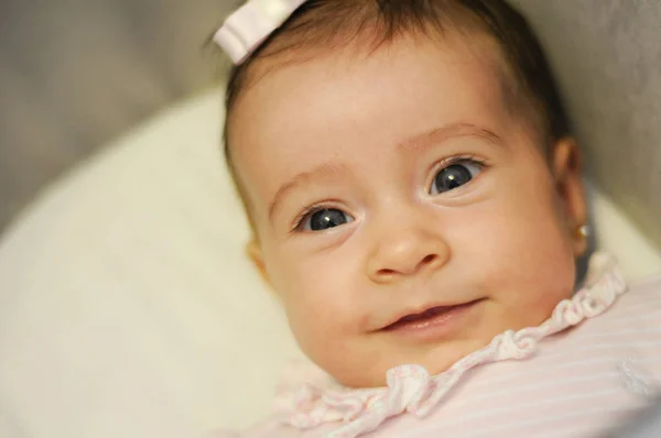 Bebê Menina Dois Meses Idade Sorrindo Dentro Casa — Fotografia de Stock