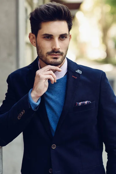 Homem Atraente Rua Vestindo Terno Elegante Britânico Jovem Empresário Barbudo — Fotografia de Stock